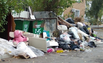 Переполненные мусорные контейнеры. Фото ruffnews.ru