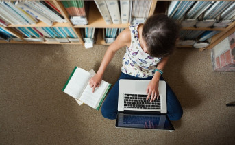 Студент с ноутбуком. Фото пресс-службы компании МегаФон