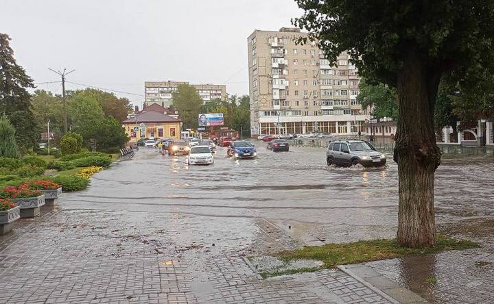 Залитая дорога рядом с ГДК. Фото telegram–канал «Азов. События»