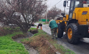 Очистка канавы для стока воды. Фото @azovadmin