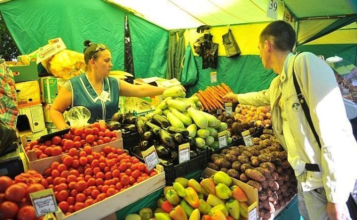 Прилавок с овощами на ярмарке выходного дня. Фото donland.ru