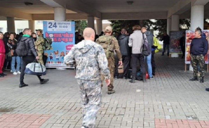 Проводы мобилизованных в Азове. Фото ruffnews.ru