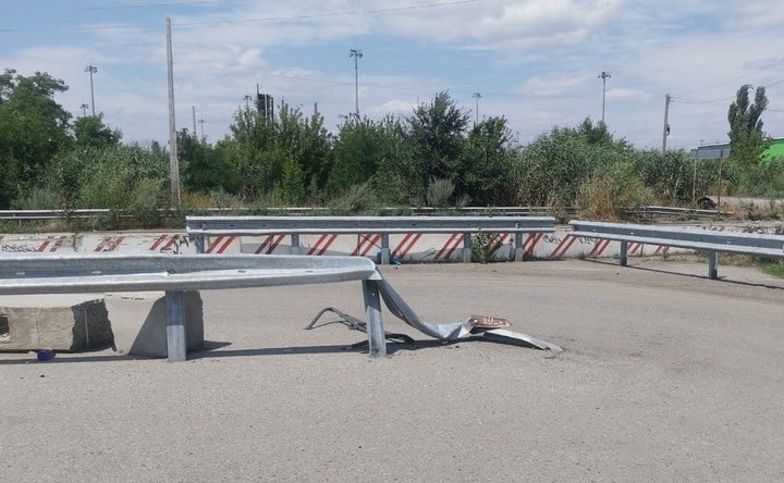Сломанное барьерное ограждение на Черноморском. Фото «Подслушано в Азове…»