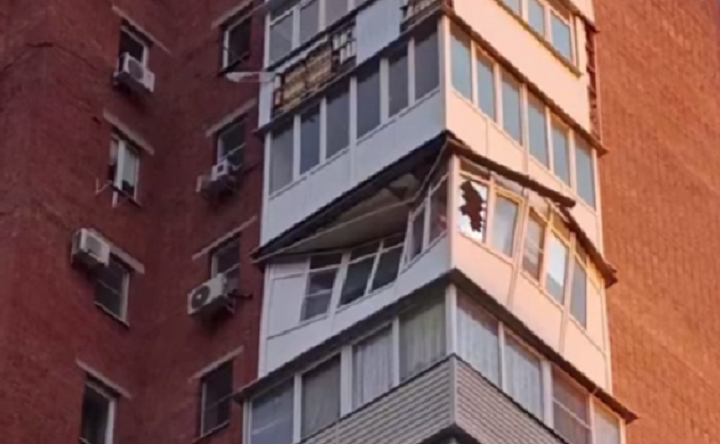 Разрушенные балконы на улице Сызранова, 12. Скриншот видео telegram-канала «Мой Таганрог»