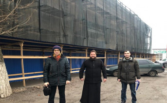 Георгий Сморкалов возле «Архиерейского дома». Фото официальный сайт Вознесенского собора