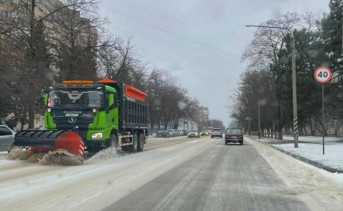 На Московской в Азове работает снегоуборочная машина. Фото @azovadmin