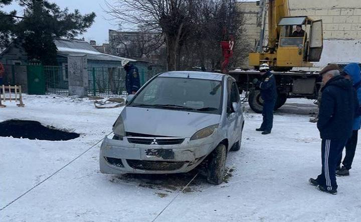 Подъём малолитражки автокраном. Фото ТГ «Азов. События»