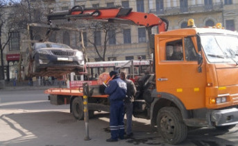 Эвакуация неправильно припаркованного автомобиля. Фото УГИБДД по Ростовской области