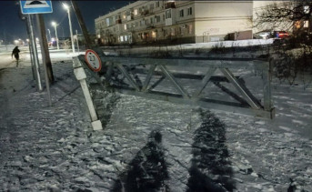 Демонтированные габаритные ворота на Михайловском переезде в Таганроге. Фото telegram-канала moitaganrog