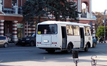 Автобус №2 в центре Азова. Фото из архива ruffnews.ru