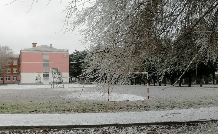Двор школы №9 в Азове зимой. Фото ruffnews.ru