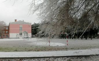 Двор школы №9 в Азове зимой. Фото ruffnews.ru