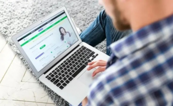 Мужчина с ноутбуком. Фото предоставлено пресс-службой «ТНС энерго Ростов-на-Дону»