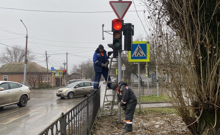 Наладка светофора в Таганроге. Фото для иллюстрации ruffnews.ru