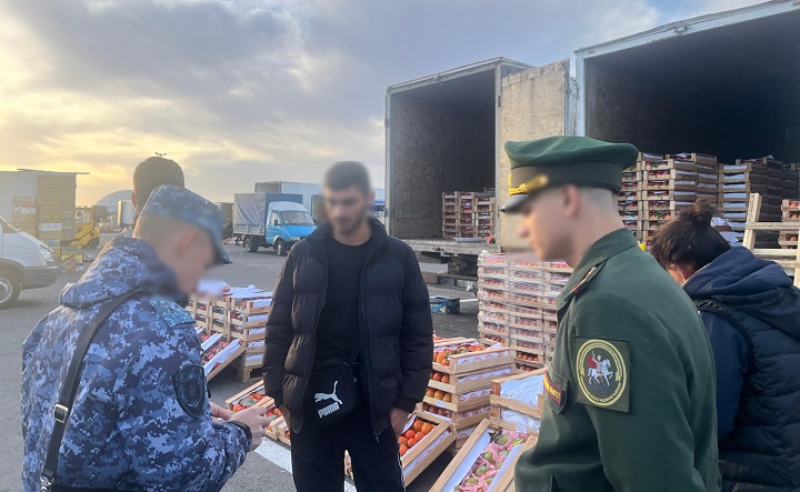 Проверка документов у иностранных граждан. Фото пресс-службы военного следственного управления СК РФ по Южному военному округу