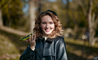 Девушка со смартфоном. Фото пресс-службы ПАО «МегаФон»