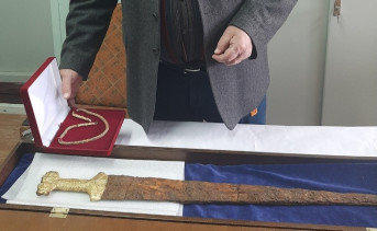 Позолоченная рукоятка меча и золотое ожерелье эпохи поздней бронзы. Фото azovmuseum.ru