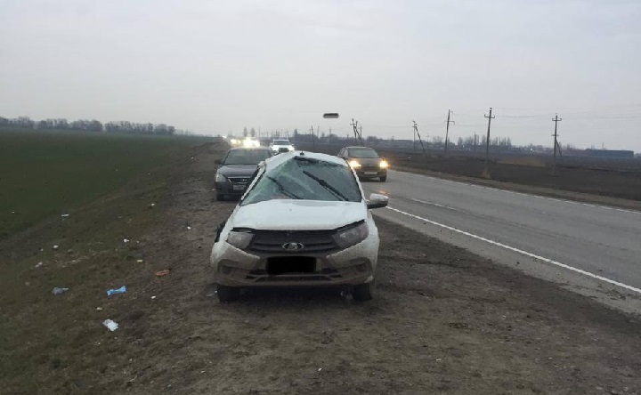 Перевернувшаяся Lada Granta. Фото пресс-службы Госавтоинспекции Ростовской области