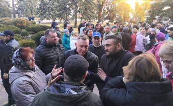 Азовчане после общественных слушаний не торопились расходиться. Фото из соцсетей