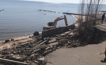 Расчистка территории Центрального пляжа в Таганроге. Фото Telegram-канала Андрея Фатеева