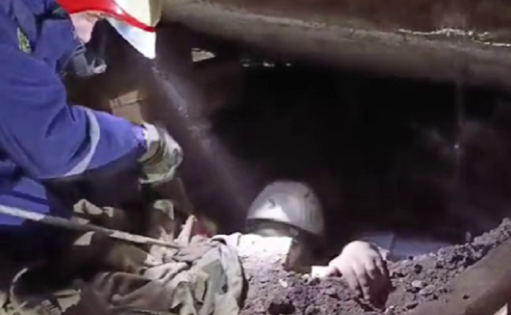 Спасение молодых людей, провалившихся в люк. Скриншот видео МКУ «Защиты от ЧС»