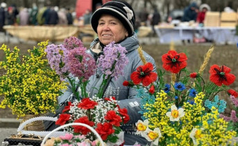 Женщина продаёт цветы. Фото пресс-службы администрации Новочеркасска