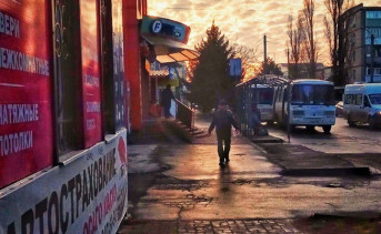 Автобусы у городского рынка утром в Азове. Фото Сергея Студеникина