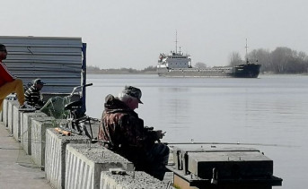 Рыбаки на азовском причале. Фото ruffnews.ru