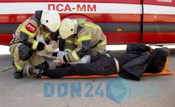 Оказание первой помощи «пострадавшему». Фото Никиты Юдина /don24.ru /АО «Дон-медиа»