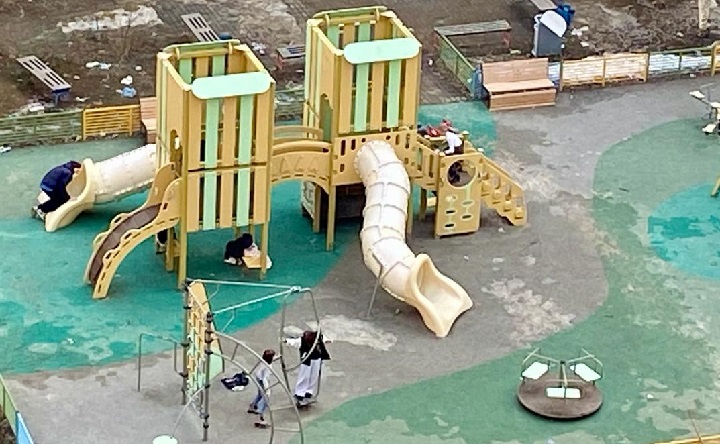 Дети играют на детской площадке. Фото для иллюстрации ruffnews.ru