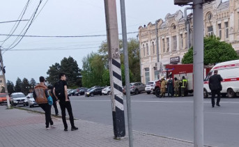 На месте напротив пожарные и скорая помощь. Фото t.me/azov_sobytiya
