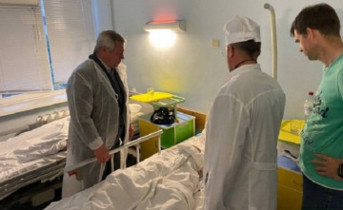 Губернатор Василий Голубев (слева) в больнице. Фото правительства Ростовской области