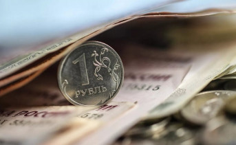 Рублёвая монета и купюры. Фото Владимира Трефилова РИА «Новости»