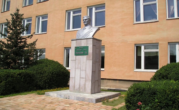 Памятник на территории бывшего училища связи. Фото из архива Совета ветеранов НВВКУС