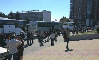 Родители провожают детей в детский лагерь на море. Фото t.me/azovadmin