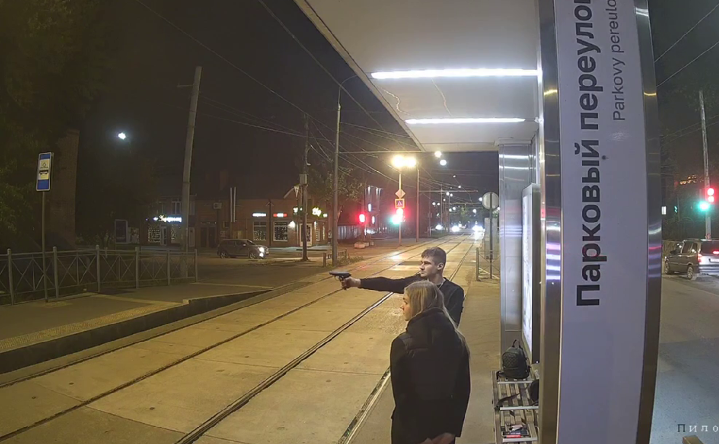 Хулиган с пистолетом. Скриншот видео с камеры наблюдения «Таганрогского трамвая»
