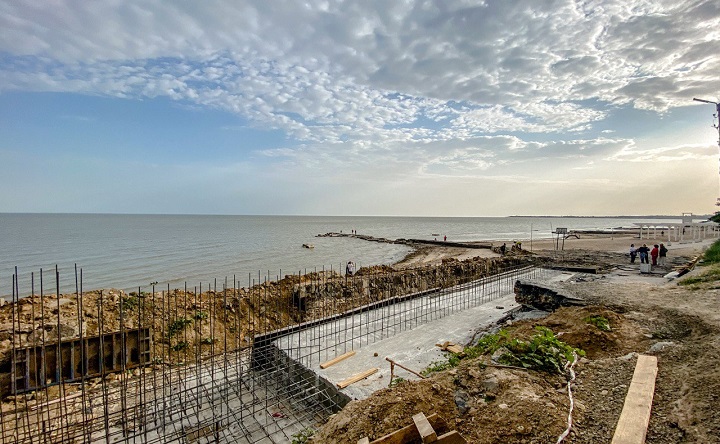 Восстановительные работы на Центральном пляже в Таганроге. Фото ruffnews.ru