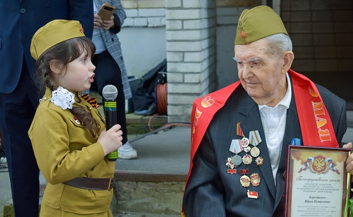 Поздравление ветерана в Таганроге. Фото из архива ГУ МВД России по Ростовской области