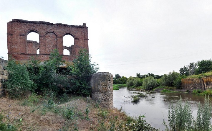 Руины Матвеево-Курганской ГЭС. Фото канала «Матвеев Курган и окрестности»