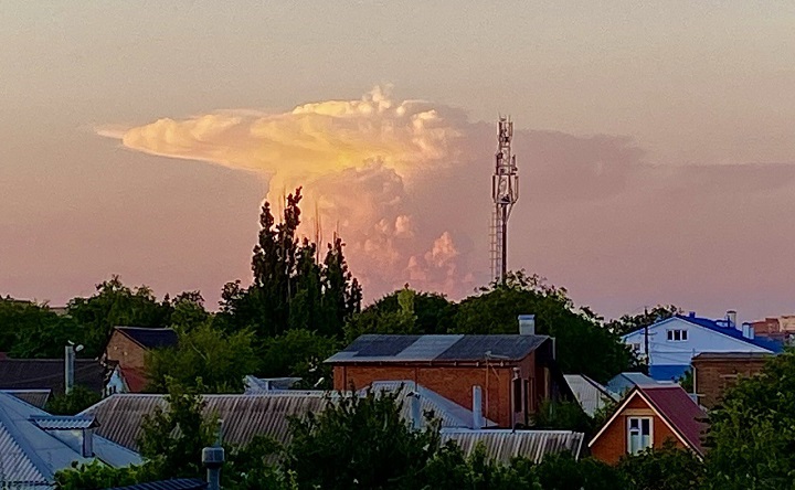 Облако над Таганрогом. Фото ruffnews.ru