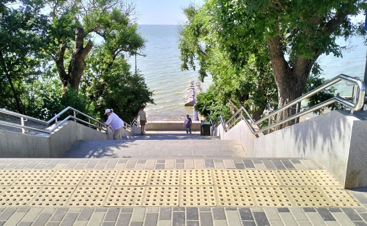 Спуск к Приморскому пляжу в Таганроге. Фото telegram-канала Андрея Фатеева