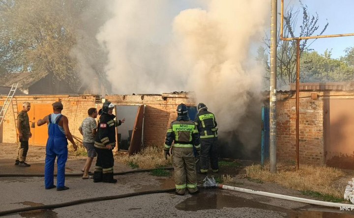 В Азове и районе горели гаражи. Фото ГУ МЧС России по Ростовской области
