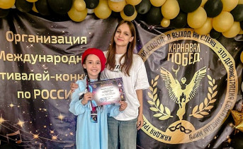 Полина Самодурова и Дарина Рябова на Международном фестивале «Азовская волна». Фото Вероники Рябовой