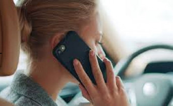 Девушка с телефоном за рулём. Фото пресс-службы отдела ГАИ МУ МВД России «Новочеркасское»