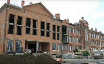 Строящаяся школа на ул. Гагарина весной. Скриншот с видео ТК «Пульс»