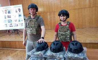 Вручение касок и бронежилетов. Фото пресс-службы администрации Новороссийска
