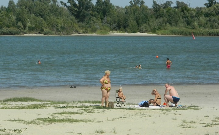 Отдыхающие на городском пляже Азова. Фото из архива ruffnews.ru