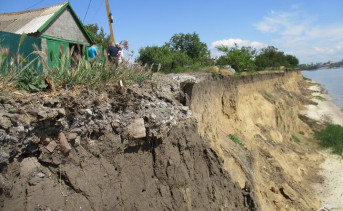 Обрушающийся берег Таганрогского залива. Фото «Азовморинформцентр»