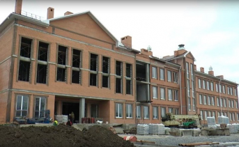 Школа в Азове, сроки окончания строительства которой уже не раз переносились. Скриншот апрельского видео телекомпании «Пульс»