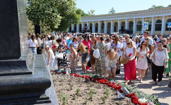 Возложение цветов у памятнику Чехова в Таганроге. Фото Telegram-канала Андрея Фатеева